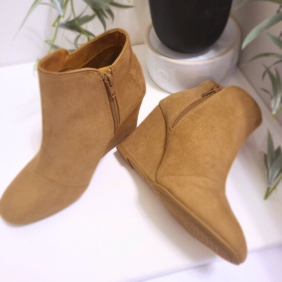 Qupid Tan Suede Wedge Ankle Booties – Size 7 - Picture 4 of 8
